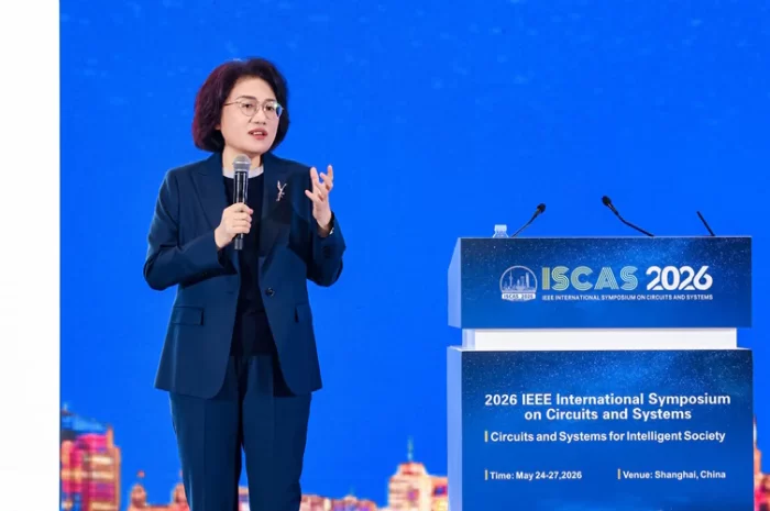 DE L&rsquo;ASPHYXIE A L&rsquo;INNOVATION <br> COMMENT HUAWEI INVENTE UNE TROISIÈME VOIE DANS LA GUÈRRE DES PUCES