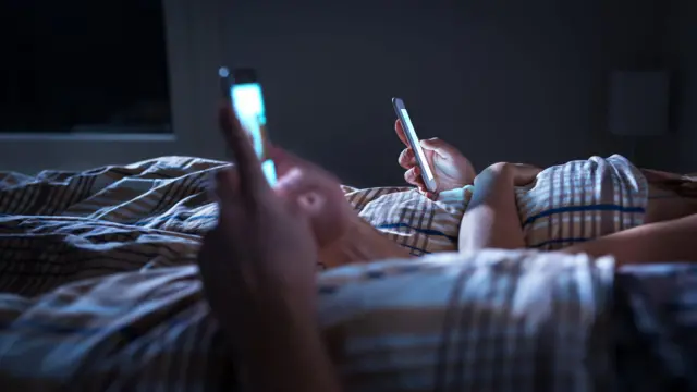 Pourquoi nos écrans nous retiennent <BR> La science derrière l&rsquo;addiction numérique
