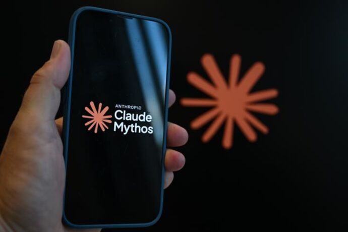 CLAUDE MYTHOS : LA FOLLE COURSE ENTRE L’ARME D’ASSAUT ET LE BOUCLIER ULTIME