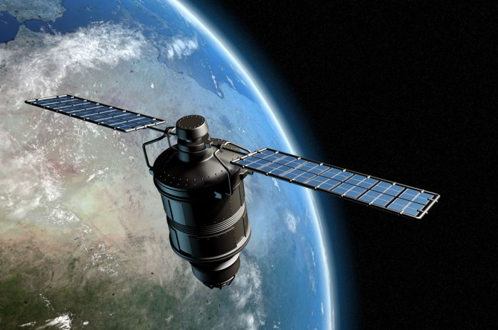Décryptage – 600 MILLIARDS DE DOLLARS, 14 800 SATELLITES, DES ARMES EN ORBITE : NOTRE ÉCONOMIE SUSPENDUE À UN CIEL SANS RÈGLES